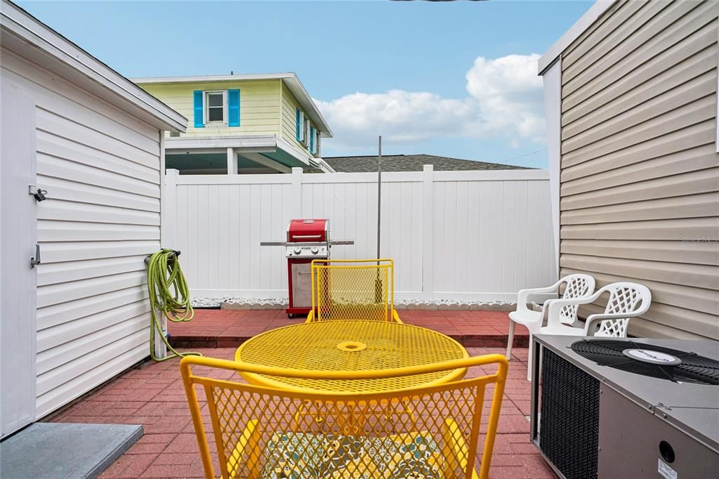 For Sale: $79,900 (1 beds, 1 baths, 884 Square Feet)