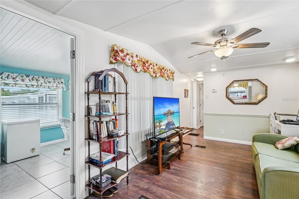 For Sale: $79,900 (1 beds, 1 baths, 884 Square Feet)