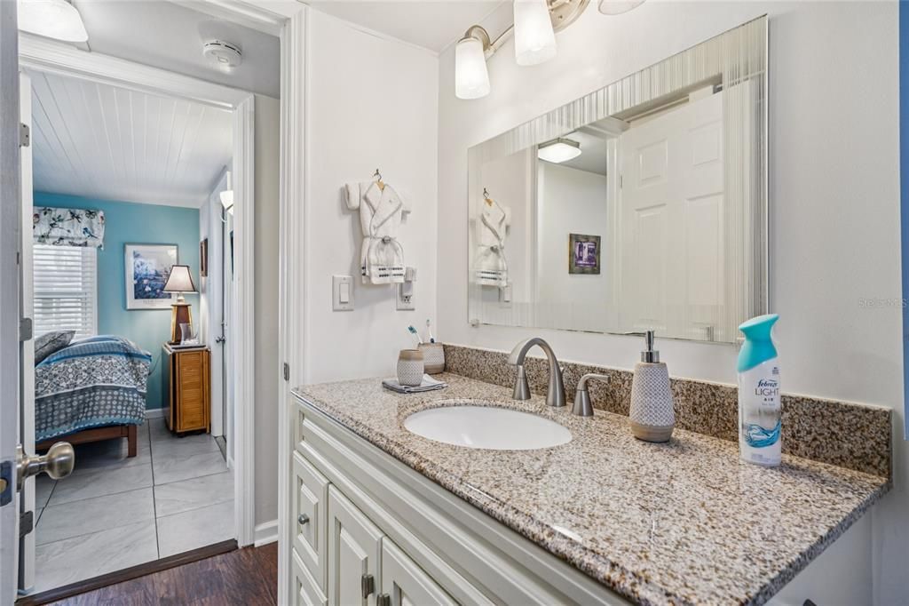 For Sale: $79,900 (1 beds, 1 baths, 884 Square Feet)