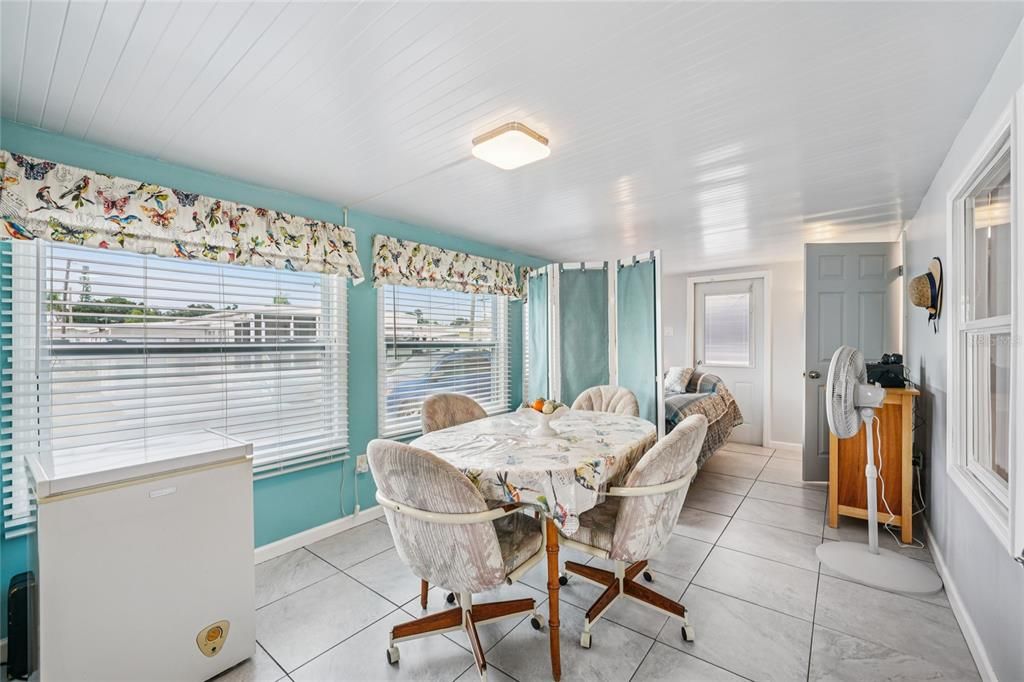 For Sale: $79,900 (1 beds, 1 baths, 884 Square Feet)