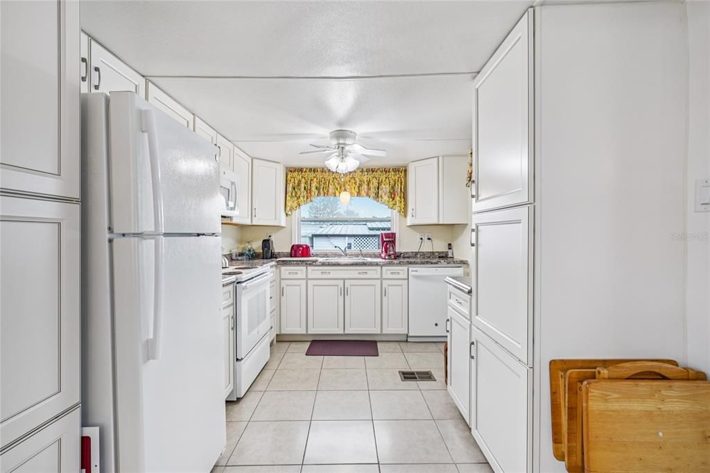 For Sale: $79,900 (1 beds, 1 baths, 884 Square Feet)