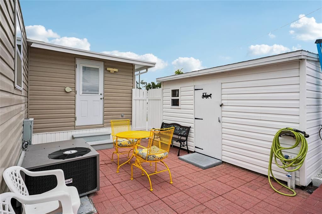 For Sale: $79,900 (1 beds, 1 baths, 884 Square Feet)