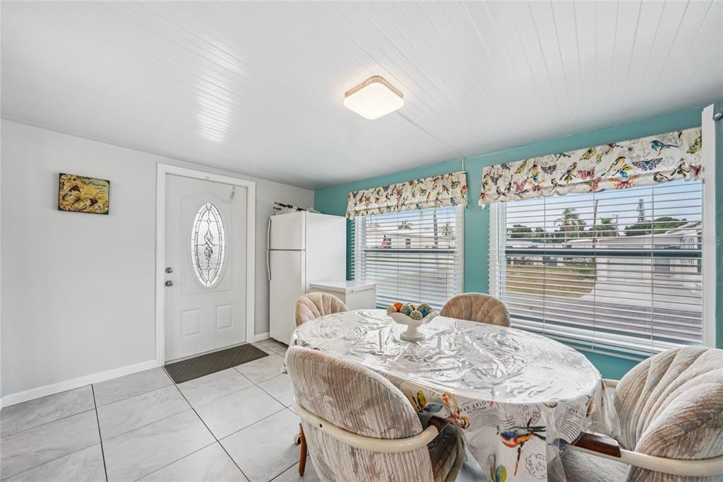 For Sale: $79,900 (1 beds, 1 baths, 884 Square Feet)