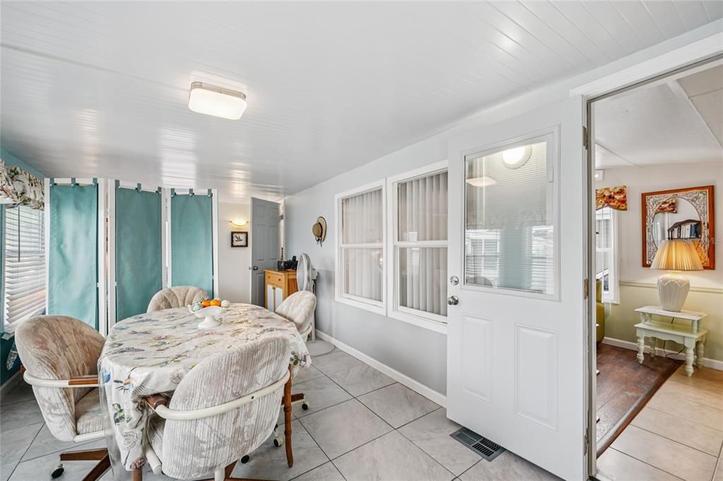 For Sale: $79,900 (1 beds, 1 baths, 884 Square Feet)