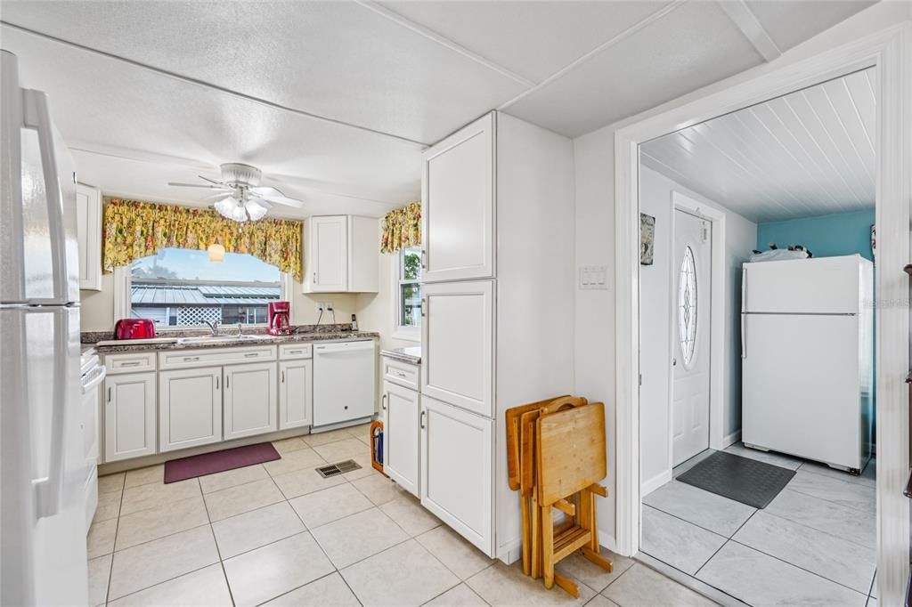 For Sale: $79,900 (1 beds, 1 baths, 884 Square Feet)