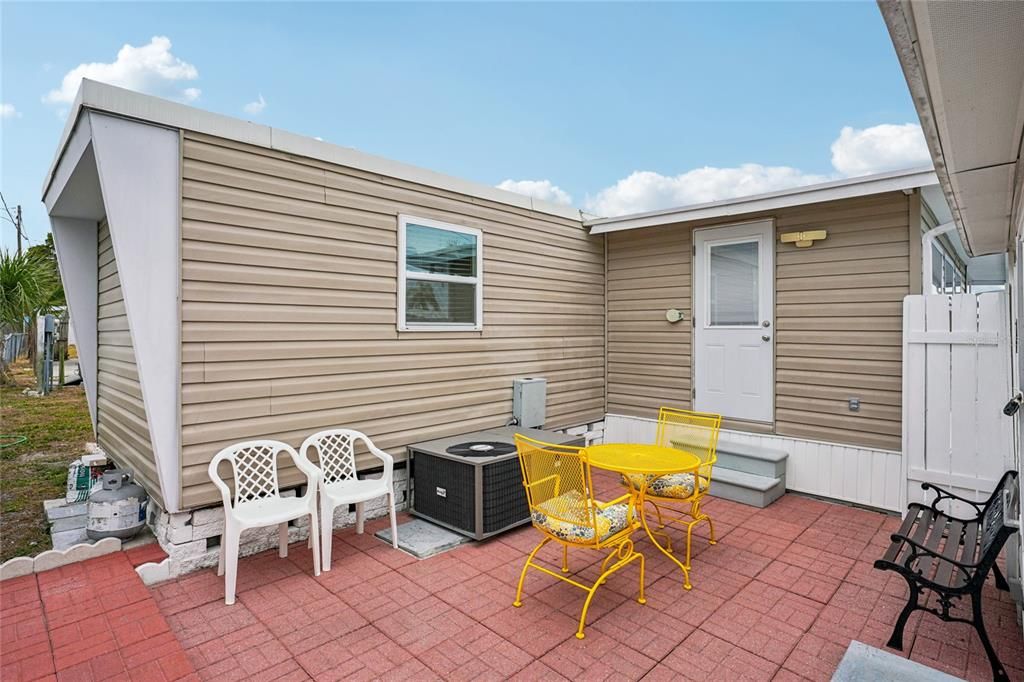 For Sale: $79,900 (1 beds, 1 baths, 884 Square Feet)