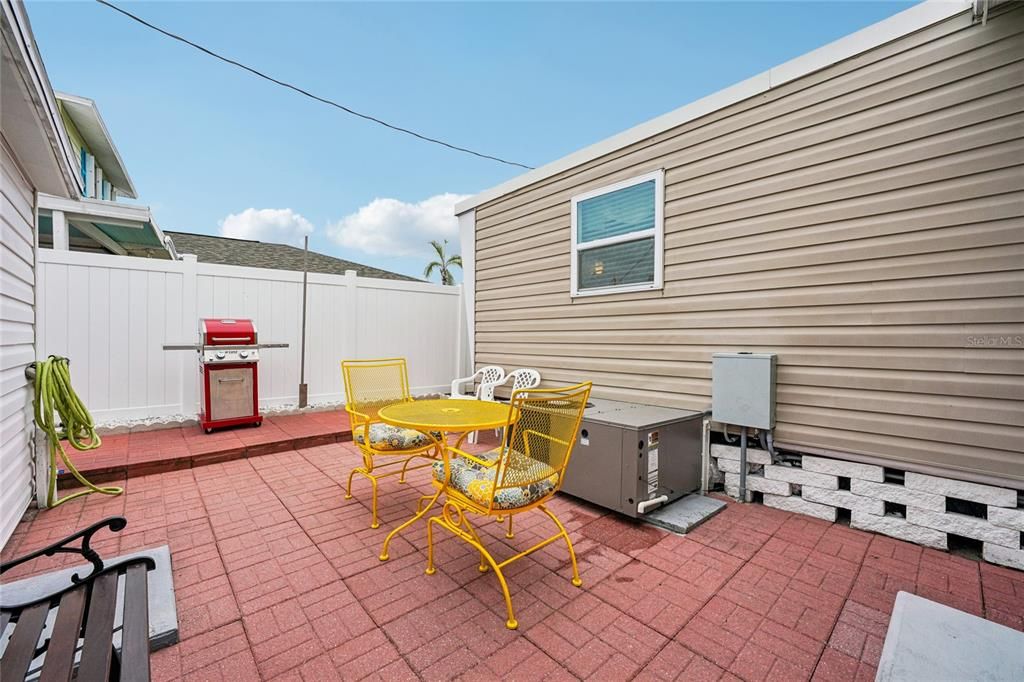 For Sale: $79,900 (1 beds, 1 baths, 884 Square Feet)