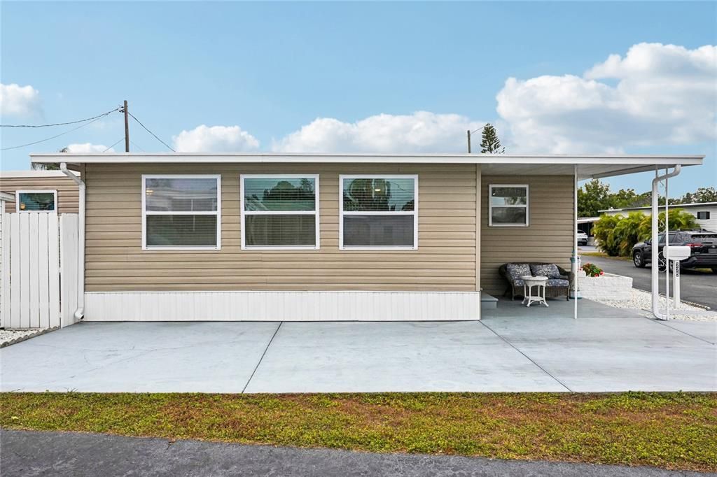 For Sale: $79,900 (1 beds, 1 baths, 884 Square Feet)