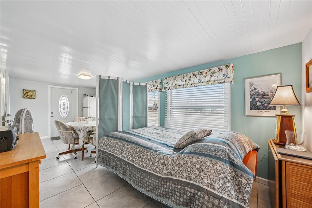 For Sale: $79,900 (1 beds, 1 baths, 884 Square Feet)