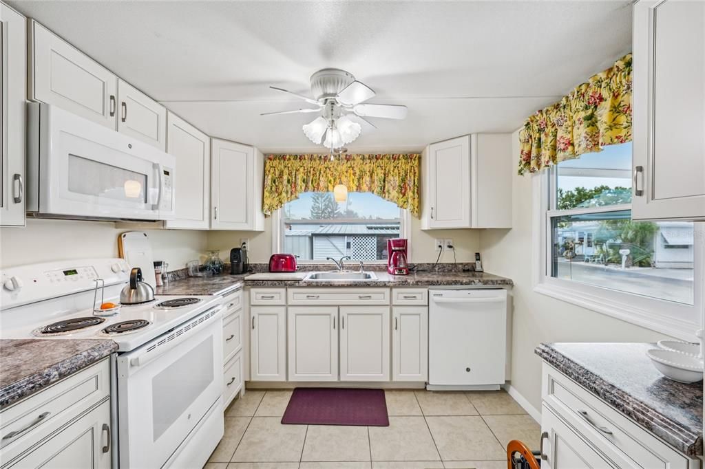 For Sale: $79,900 (1 beds, 1 baths, 884 Square Feet)