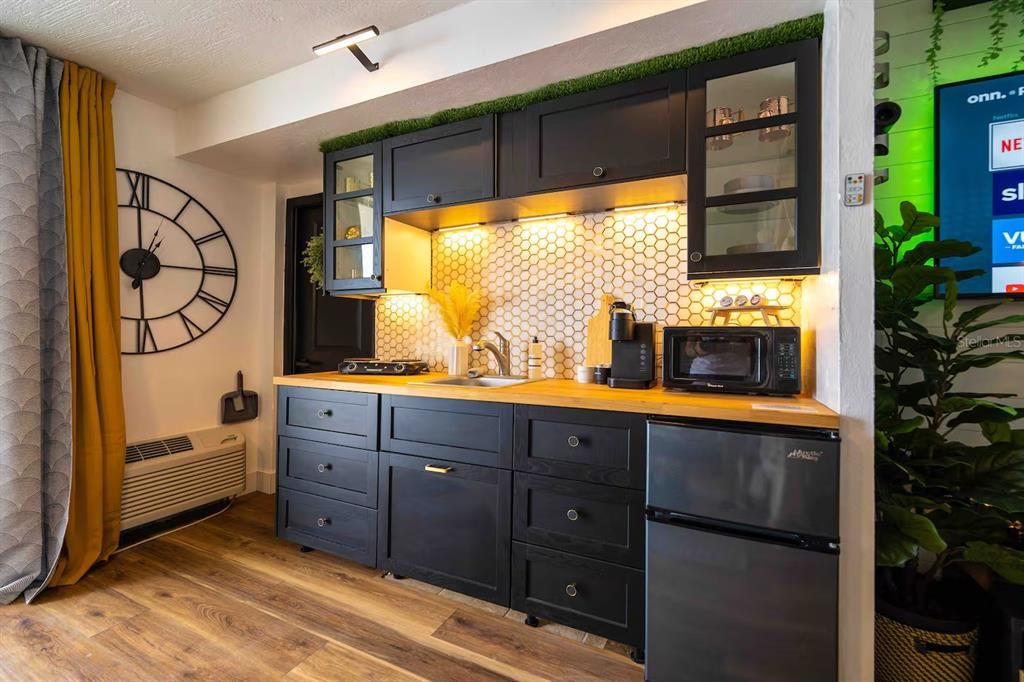 For Sale: $194,500 (1 beds, 1 baths, 257 Square Feet)