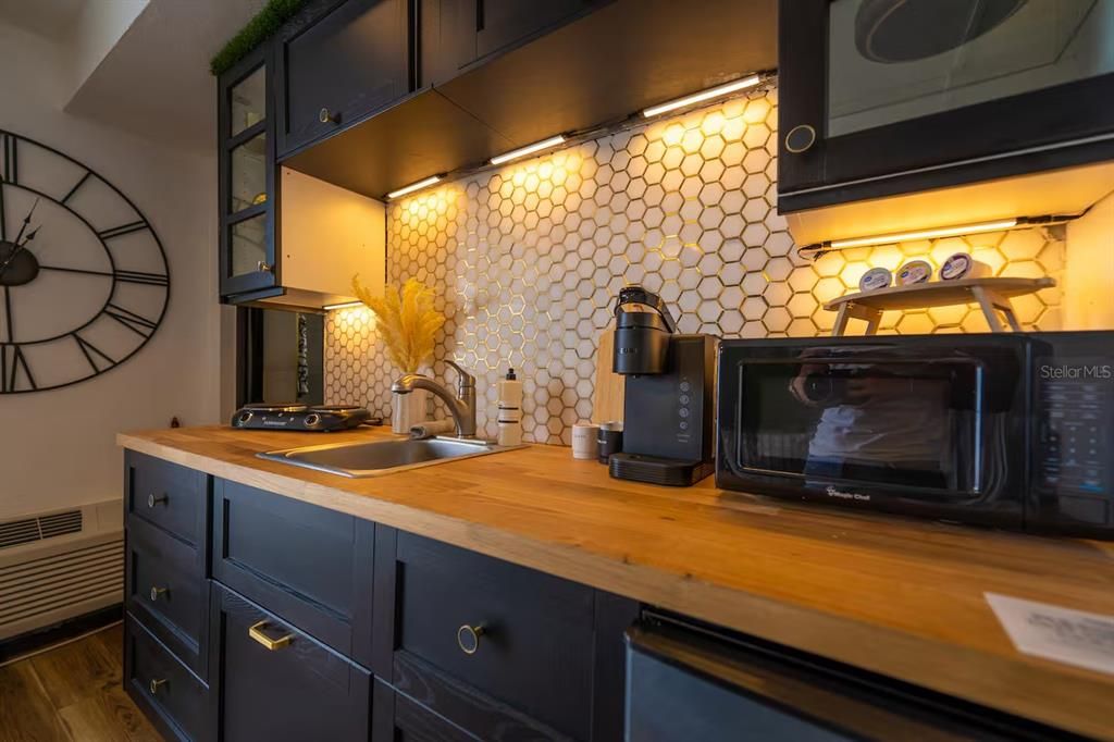 For Sale: $194,500 (1 beds, 1 baths, 257 Square Feet)