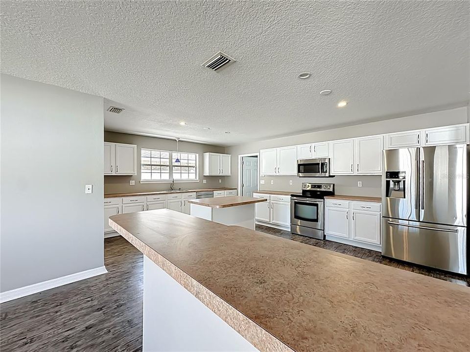 Activo con contrato: $354,000 (4 camas, 3 baños, 2958 Pies cuadrados)