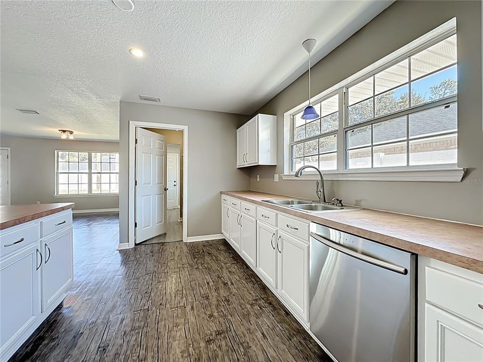 Activo con contrato: $354,000 (4 camas, 3 baños, 2958 Pies cuadrados)