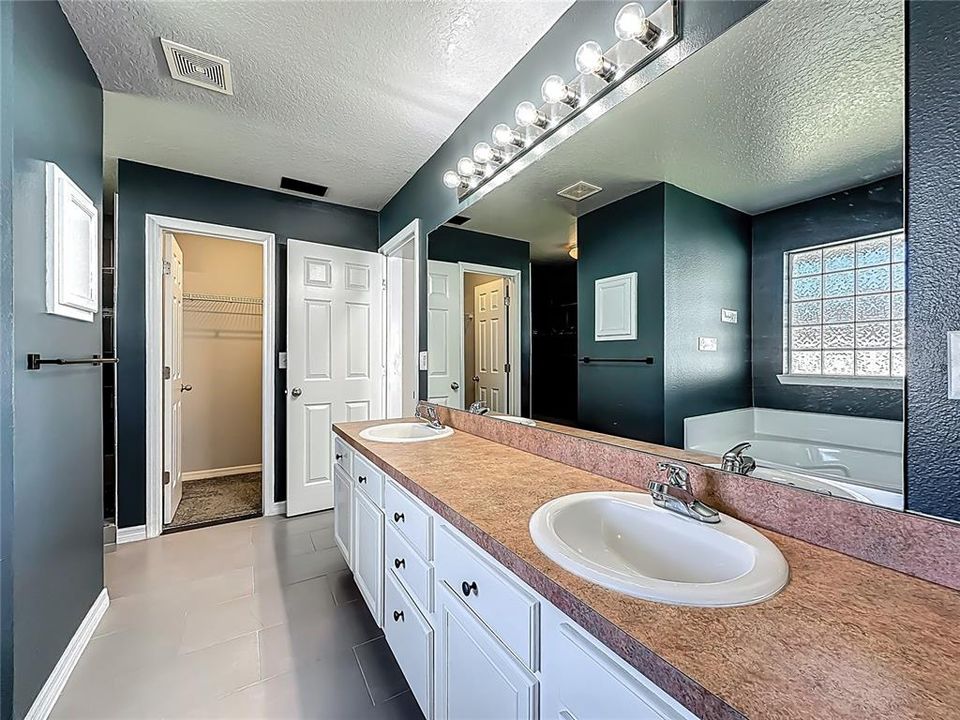 Activo con contrato: $354,000 (4 camas, 3 baños, 2958 Pies cuadrados)