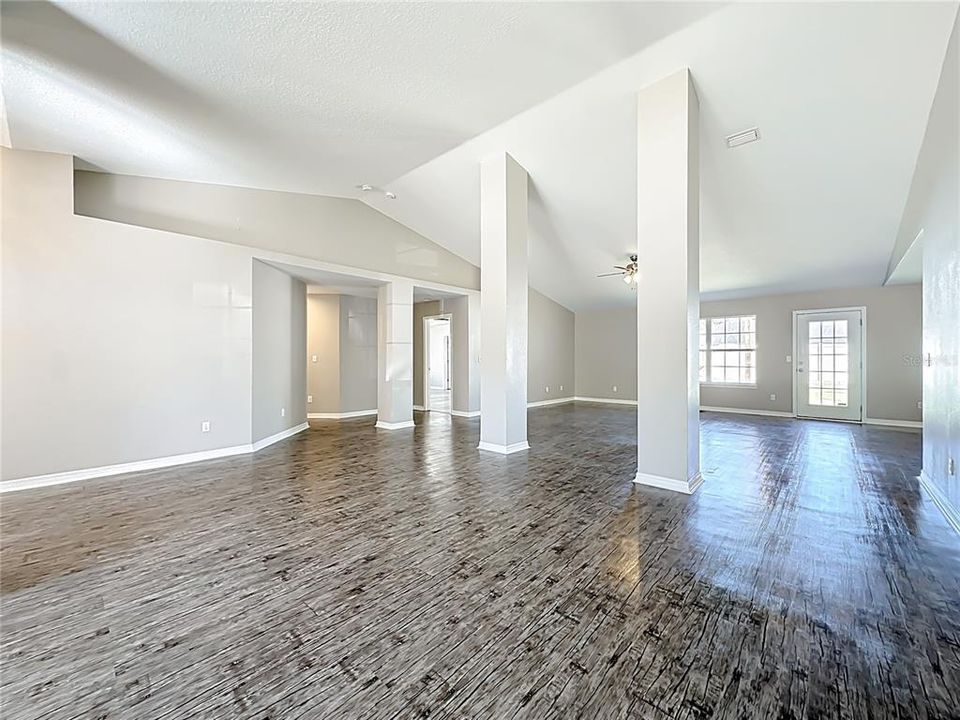 Activo con contrato: $354,000 (4 camas, 3 baños, 2958 Pies cuadrados)