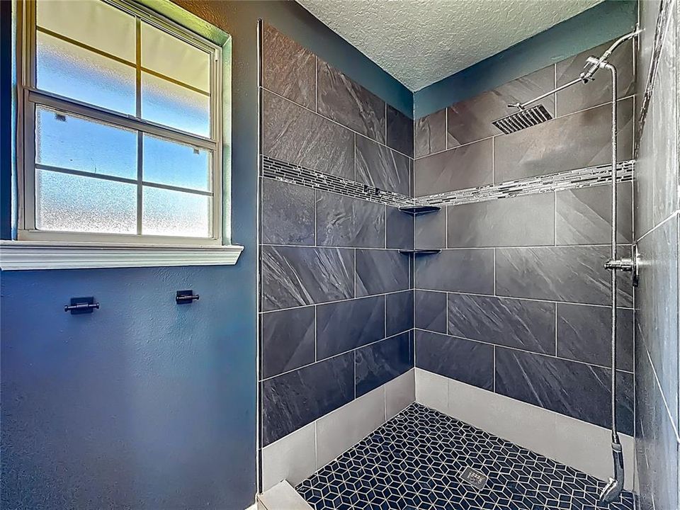 Activo con contrato: $354,000 (4 camas, 3 baños, 2958 Pies cuadrados)