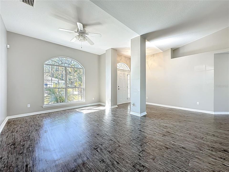 Activo con contrato: $354,000 (4 camas, 3 baños, 2958 Pies cuadrados)