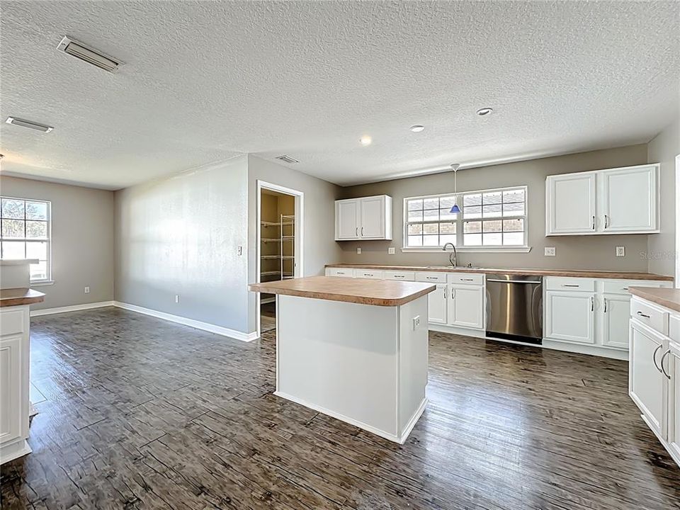 Activo con contrato: $354,000 (4 camas, 3 baños, 2958 Pies cuadrados)