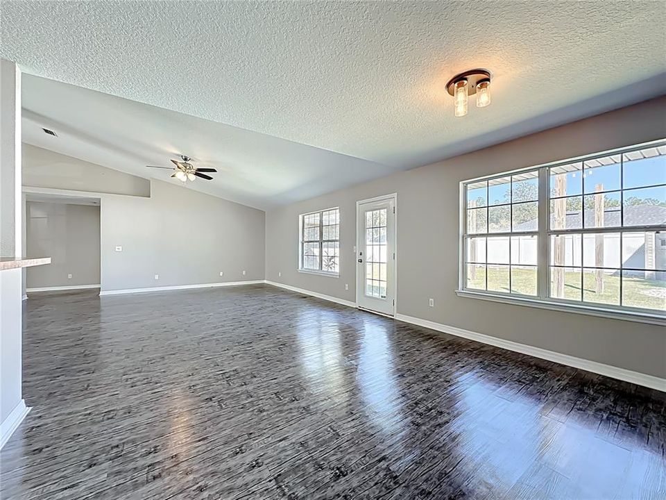 Activo con contrato: $354,000 (4 camas, 3 baños, 2958 Pies cuadrados)