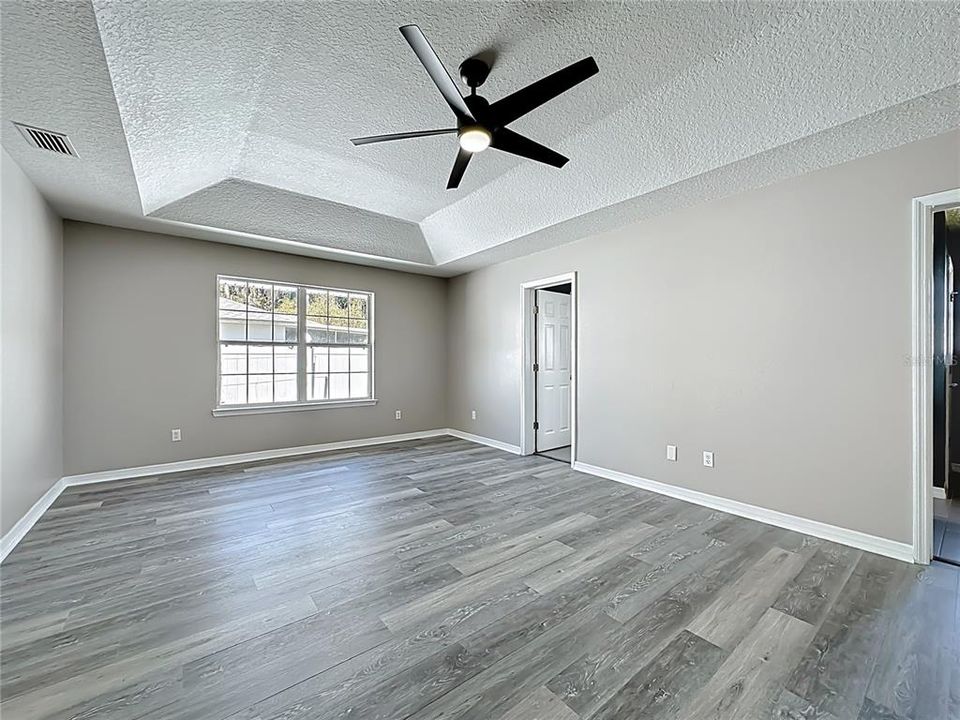 Activo con contrato: $354,000 (4 camas, 3 baños, 2958 Pies cuadrados)