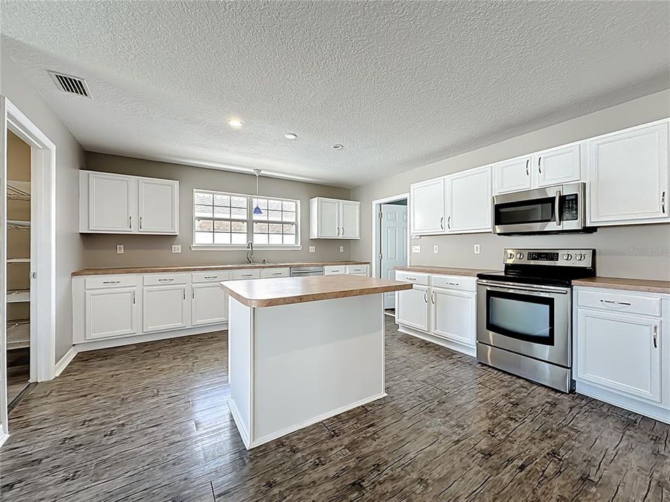 Activo con contrato: $354,000 (4 camas, 3 baños, 2958 Pies cuadrados)