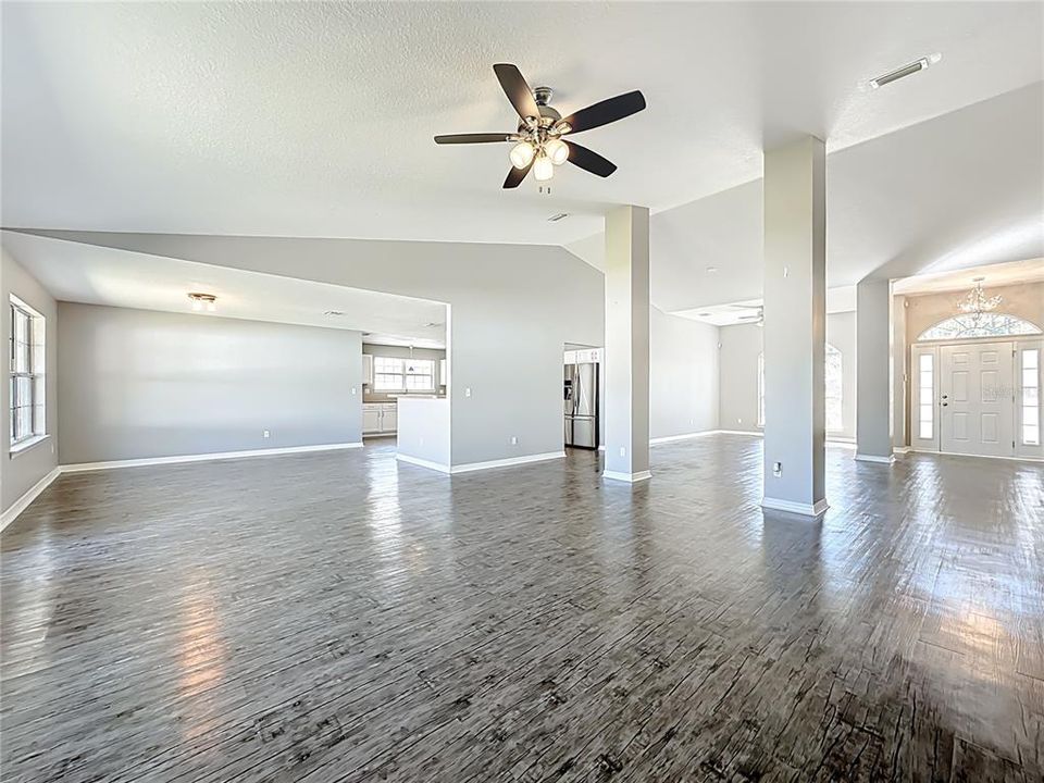 Activo con contrato: $354,000 (4 camas, 3 baños, 2958 Pies cuadrados)