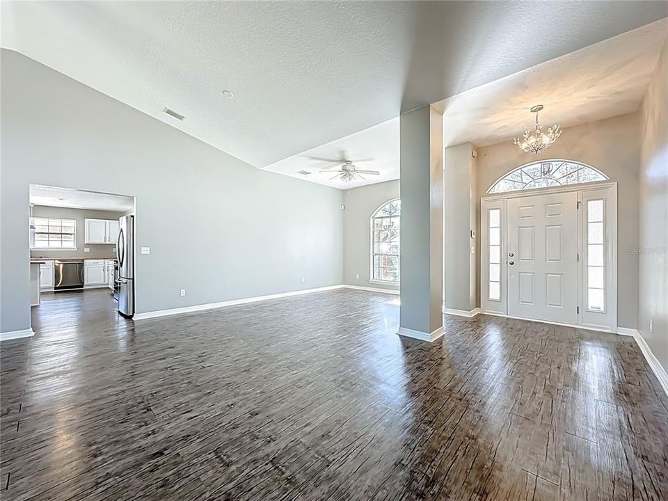 Activo con contrato: $354,000 (4 camas, 3 baños, 2958 Pies cuadrados)