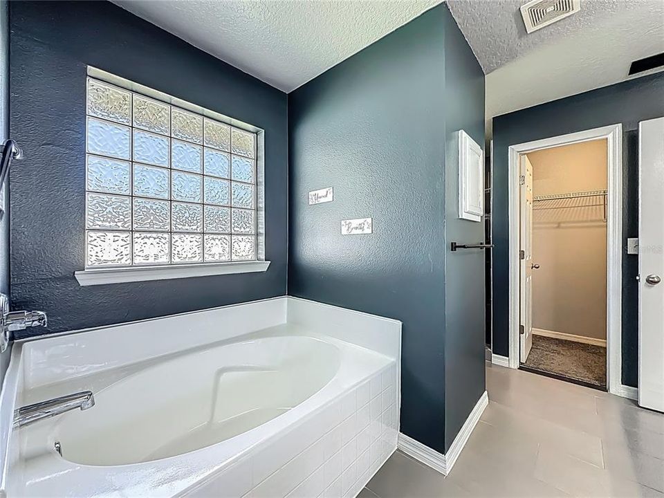 Activo con contrato: $354,000 (4 camas, 3 baños, 2958 Pies cuadrados)