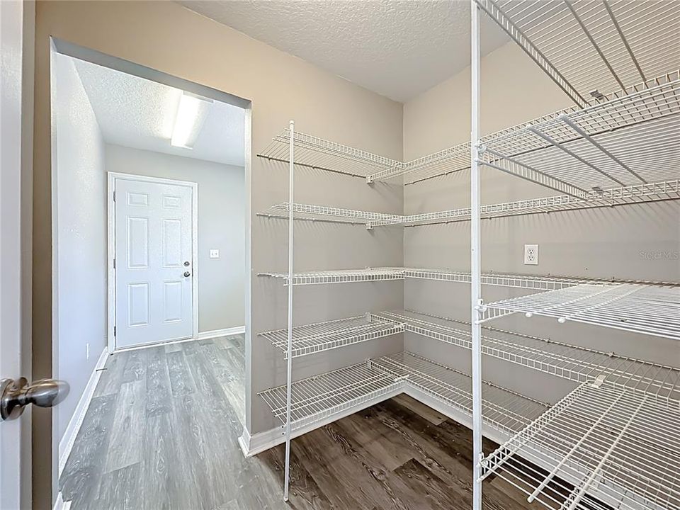 Activo con contrato: $354,000 (4 camas, 3 baños, 2958 Pies cuadrados)