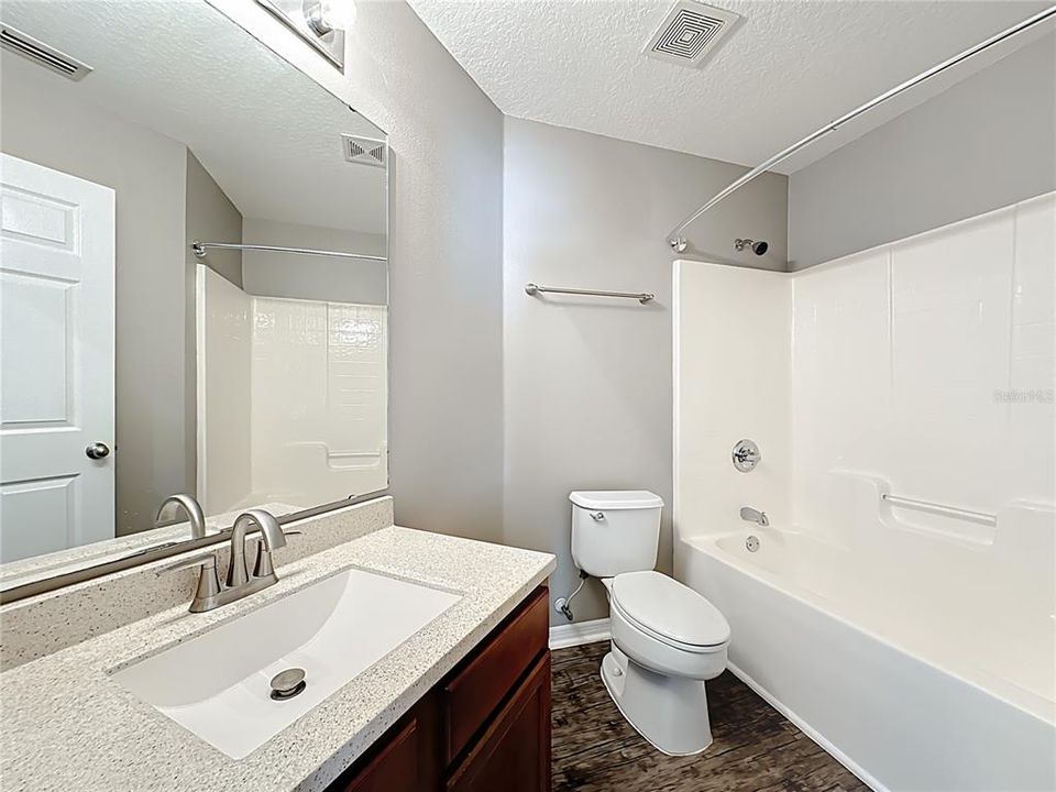 Activo con contrato: $354,000 (4 camas, 3 baños, 2958 Pies cuadrados)