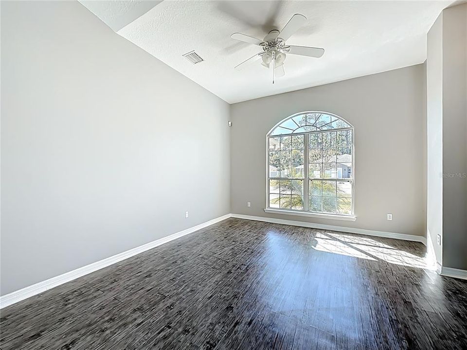 Activo con contrato: $354,000 (4 camas, 3 baños, 2958 Pies cuadrados)