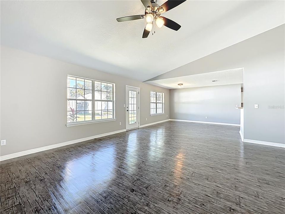 Activo con contrato: $354,000 (4 camas, 3 baños, 2958 Pies cuadrados)