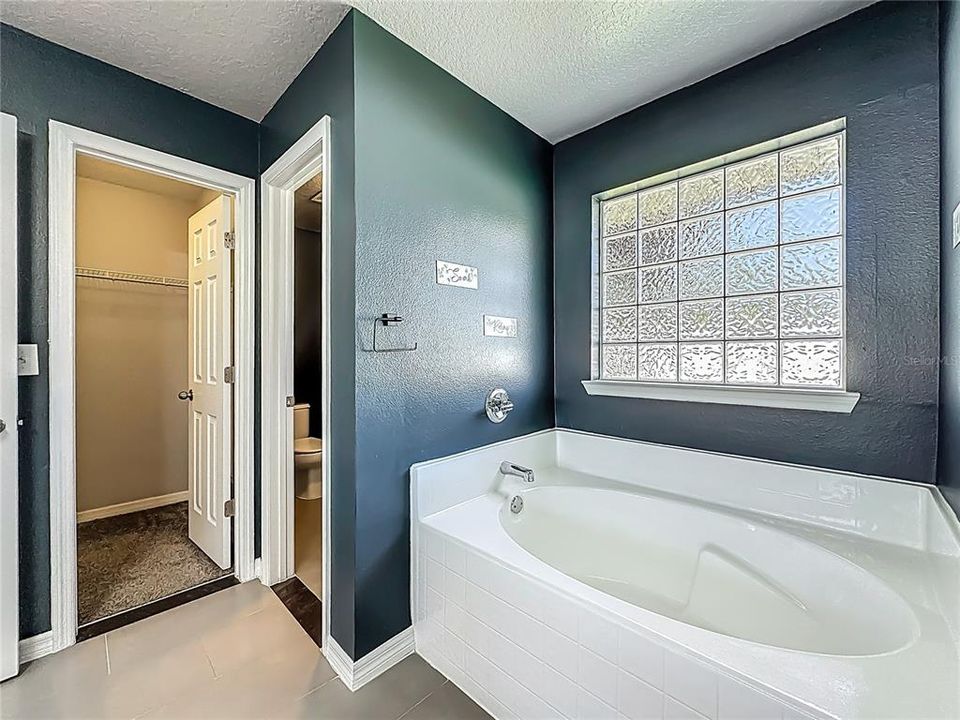 Activo con contrato: $354,000 (4 camas, 3 baños, 2958 Pies cuadrados)