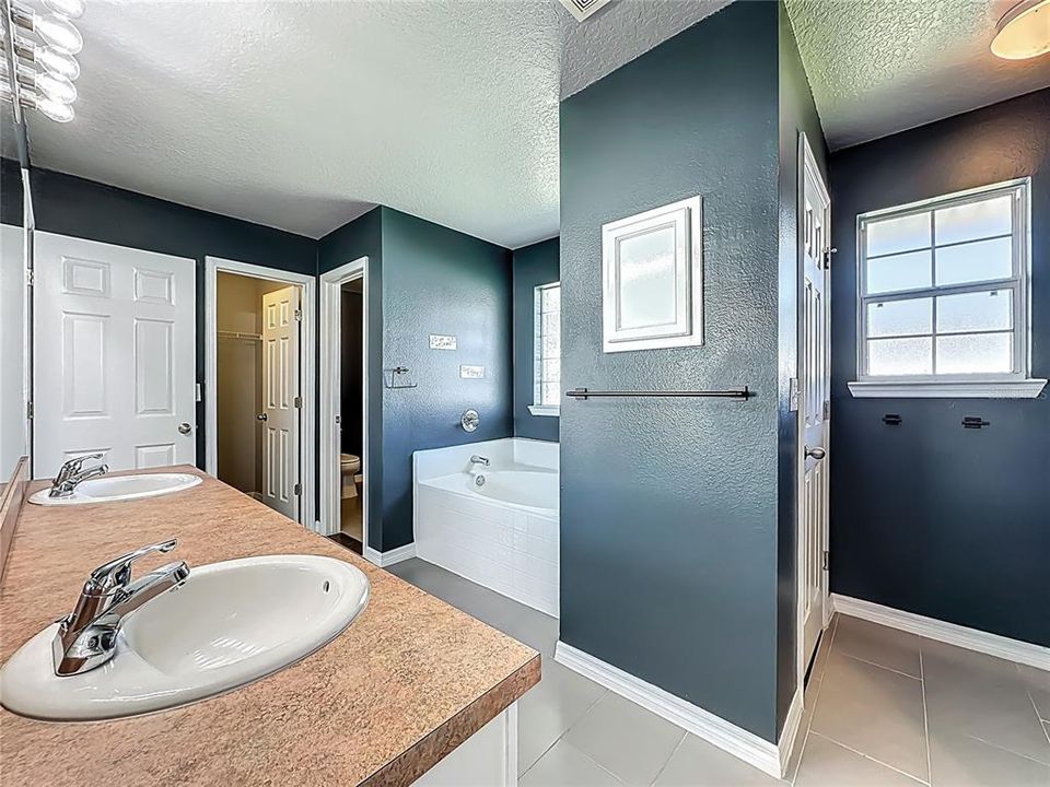 Activo con contrato: $354,000 (4 camas, 3 baños, 2958 Pies cuadrados)