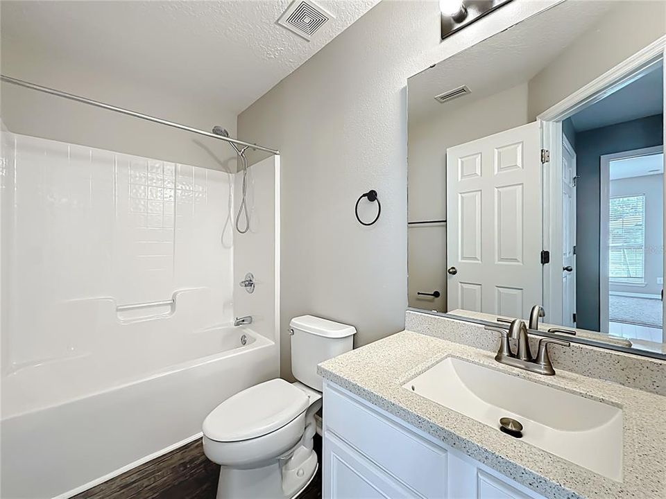 Activo con contrato: $354,000 (4 camas, 3 baños, 2958 Pies cuadrados)