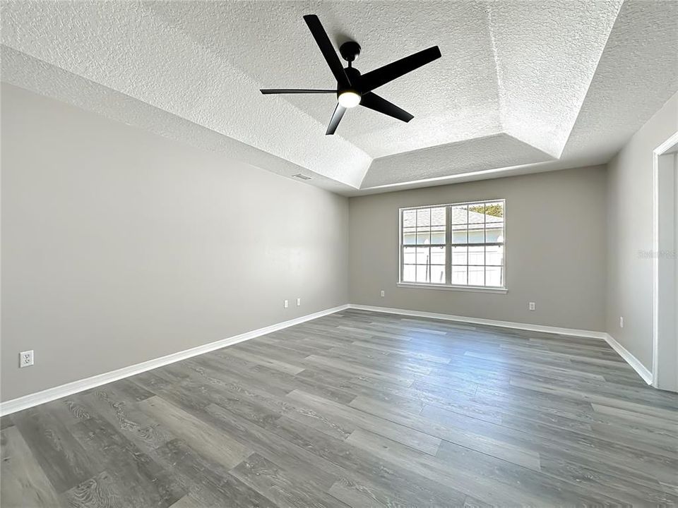 Activo con contrato: $354,000 (4 camas, 3 baños, 2958 Pies cuadrados)