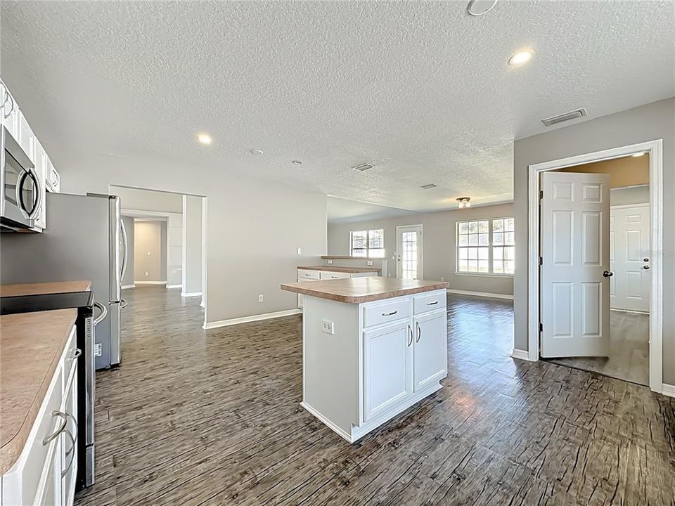 Activo con contrato: $354,000 (4 camas, 3 baños, 2958 Pies cuadrados)