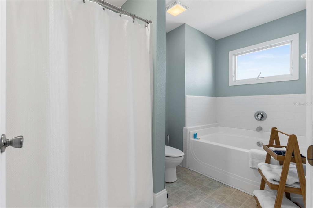 For Sale: $374,950 (2 beds, 2 baths, 1377 Square Feet)
