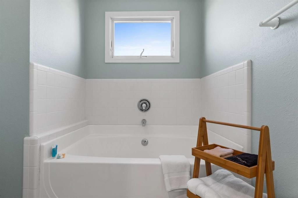 For Sale: $374,950 (2 beds, 2 baths, 1377 Square Feet)