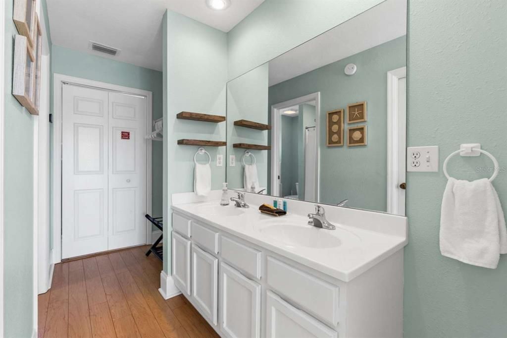 For Sale: $374,950 (2 beds, 2 baths, 1377 Square Feet)