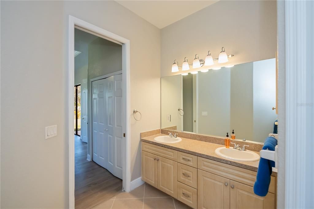 待售: $449,000 (4 贝兹, 2 浴室, 2142 平方英尺)