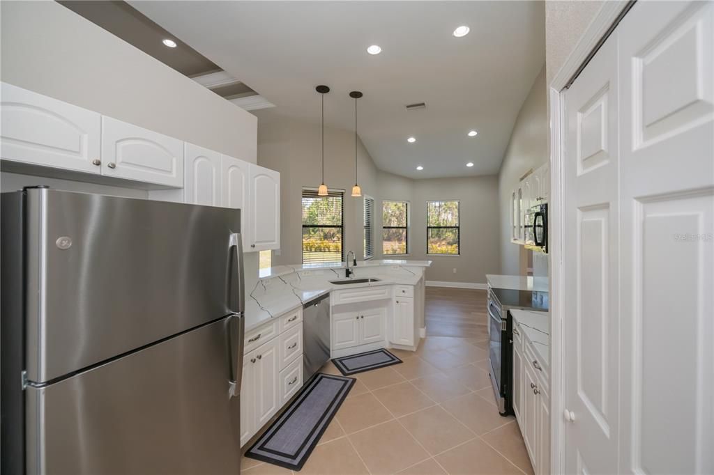 待售: $449,000 (4 贝兹, 2 浴室, 2142 平方英尺)