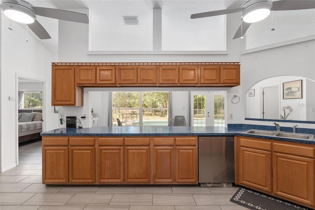 En Venta: $585,000 (3 camas, 2 baños, 2232 Pies cuadrados)