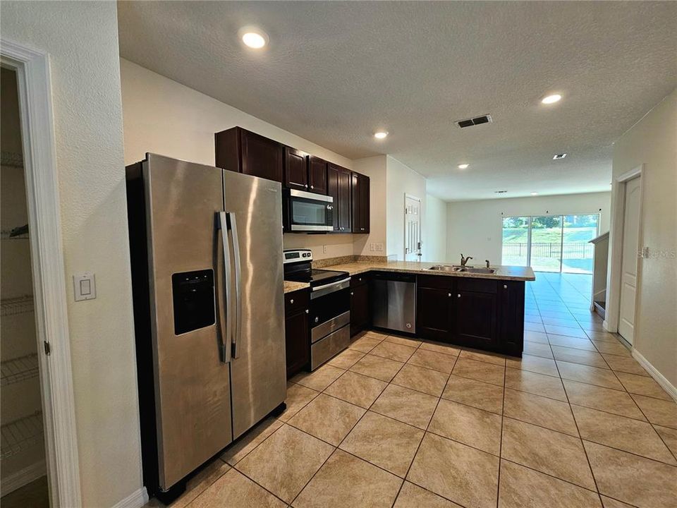 For Rent: $2,300 (3 beds, 2 baths, 1674 Square Feet)