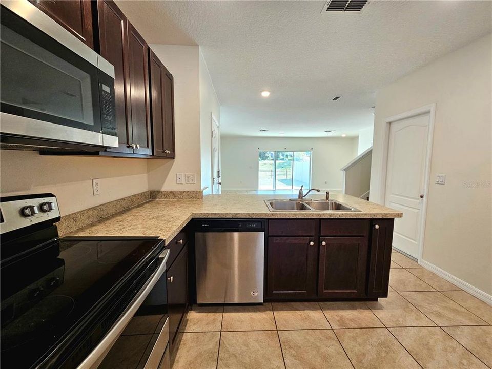 For Rent: $2,300 (3 beds, 2 baths, 1674 Square Feet)