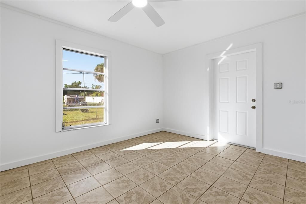 Под контрактом: $299,000 (3 спален, 2 ванн, 1827 Квадратных фут)