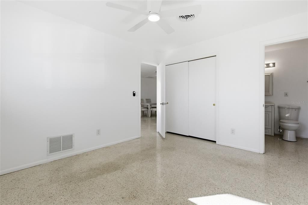 Под контрактом: $299,000 (3 спален, 2 ванн, 1827 Квадратных фут)