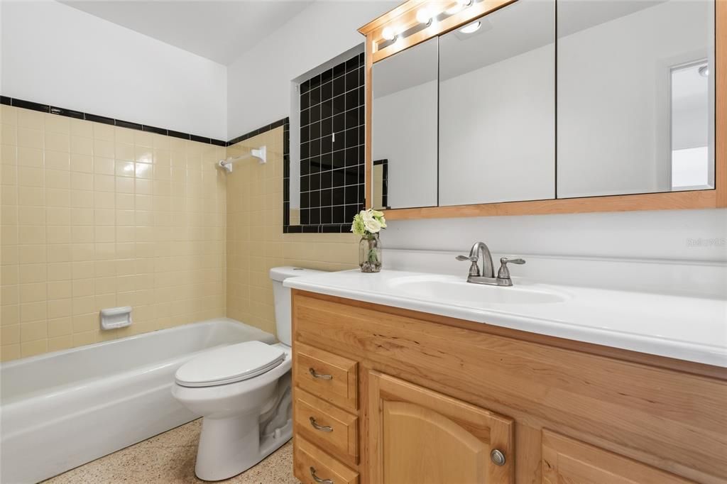 Под контрактом: $299,000 (3 спален, 2 ванн, 1827 Квадратных фут)