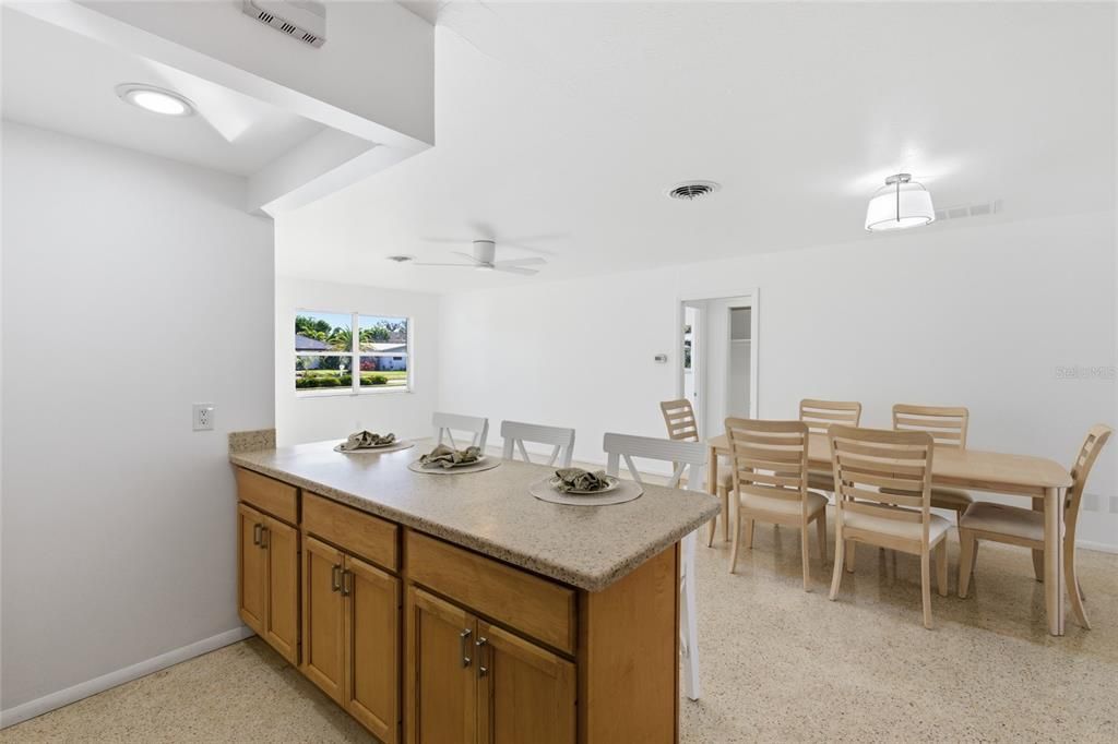 Под контрактом: $299,000 (3 спален, 2 ванн, 1827 Квадратных фут)